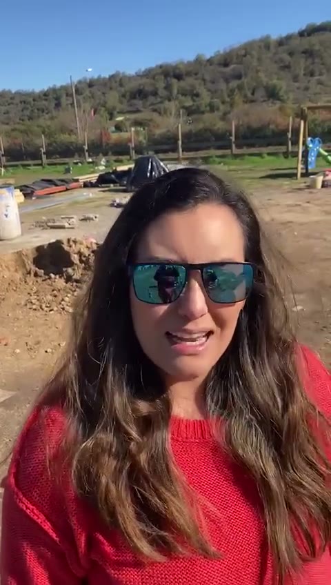 Propietaria en Casablanca dando su testimonio en video sobre la instalación de borde de su piscina