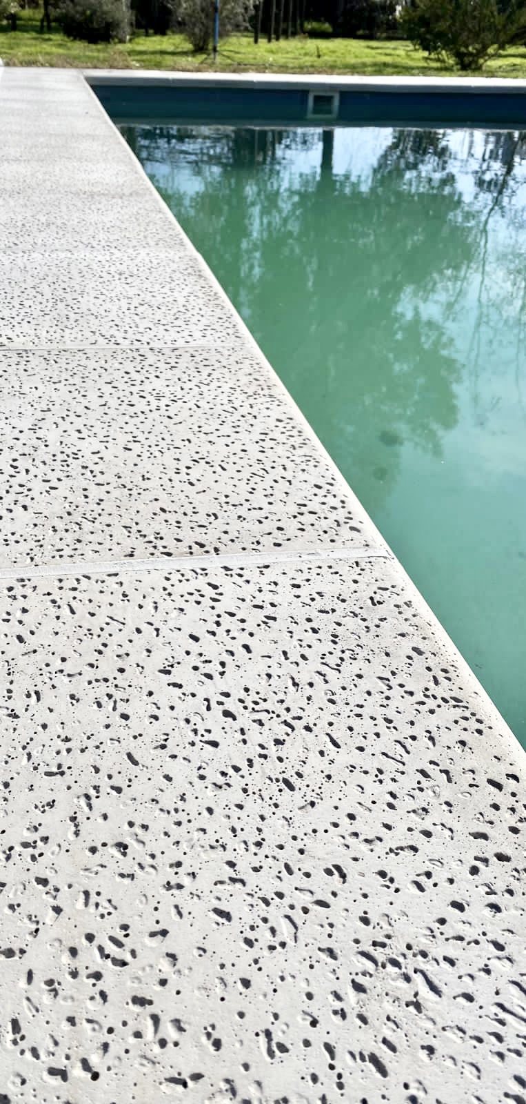 Detalle de terminación en piscina Multipiscinas