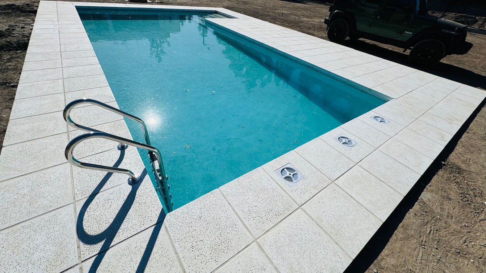Instalación de borde de piscina en obra