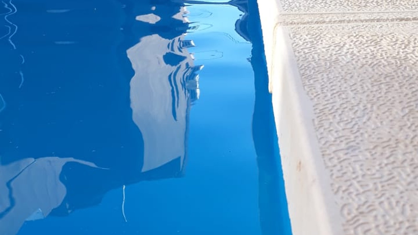 Detalle de borde de piscina