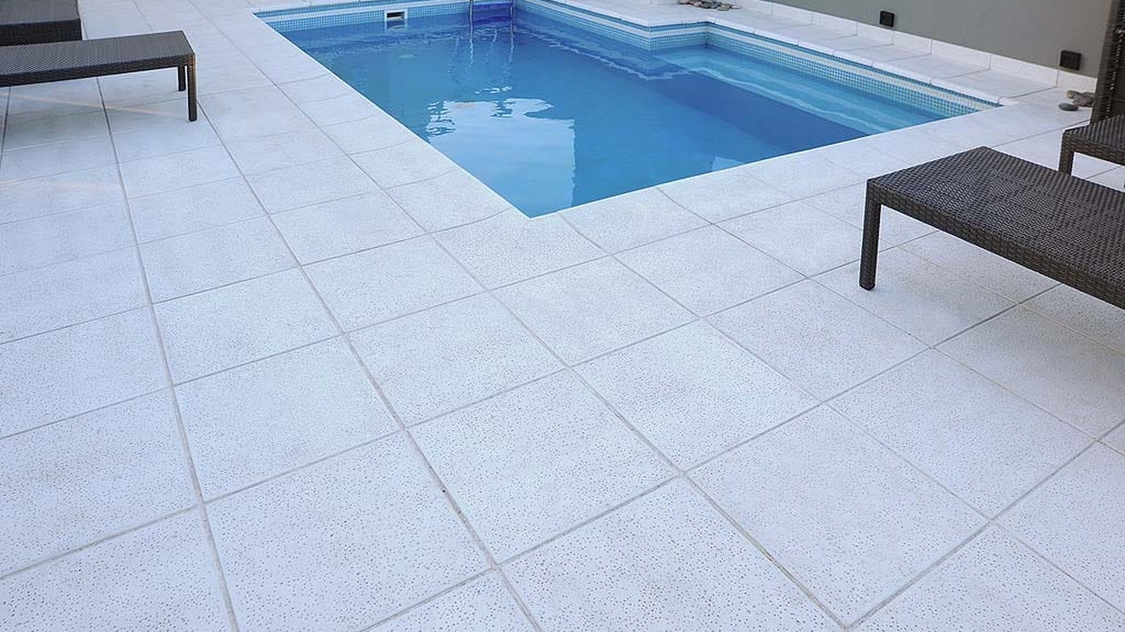 Piscina con borde y terraza terminados