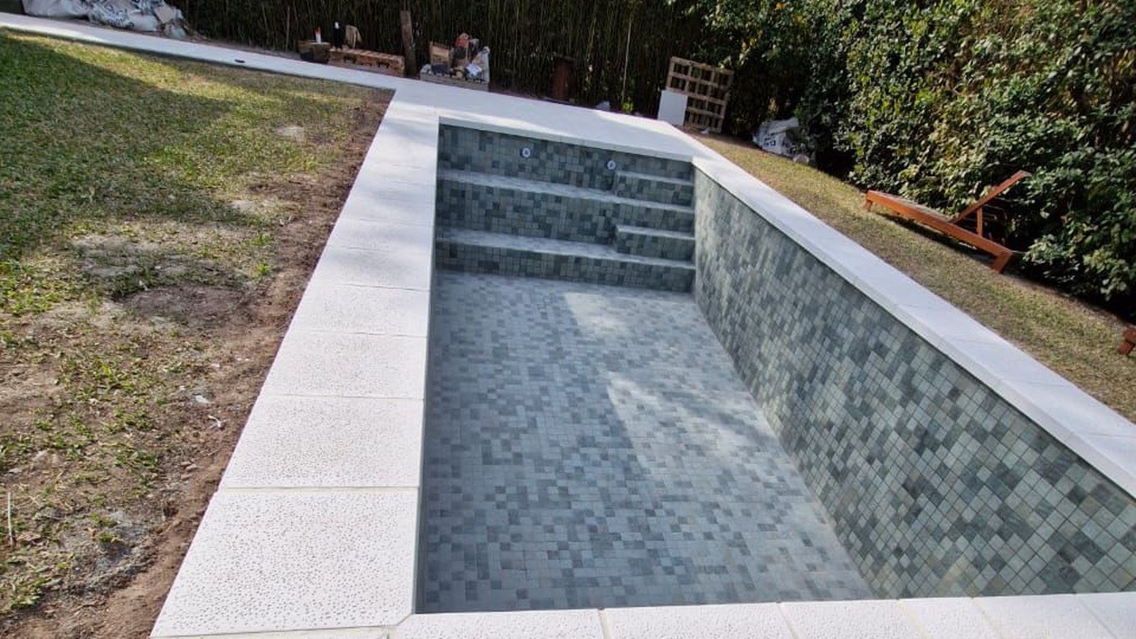 Piscina con revestimiento piedra Bali Culzoni