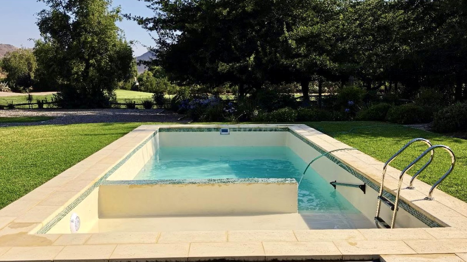Piscina con borde Culzoni y revestimiento Diamond Brite