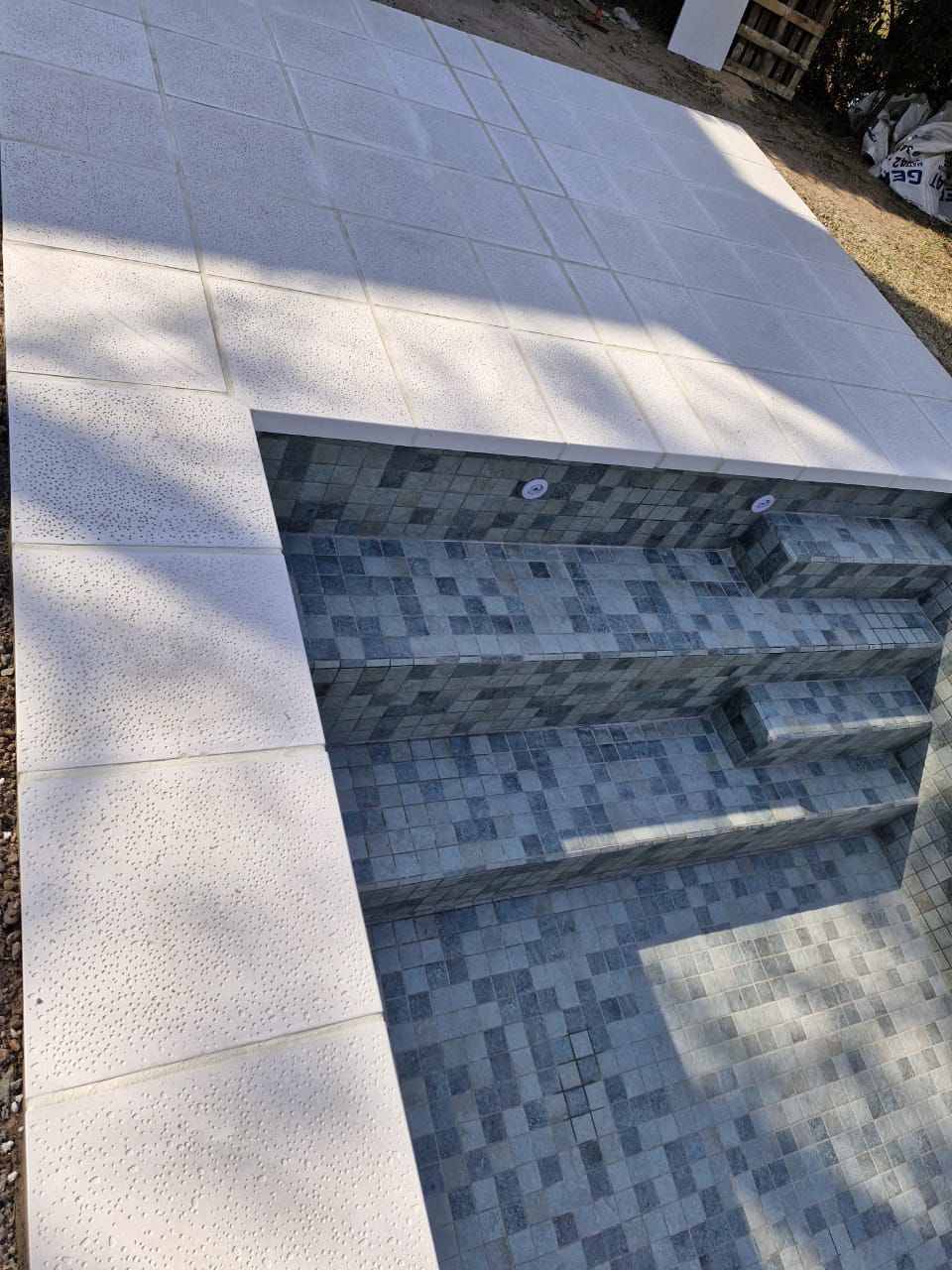 Piscina de hormigón revestida con Diamond Brite