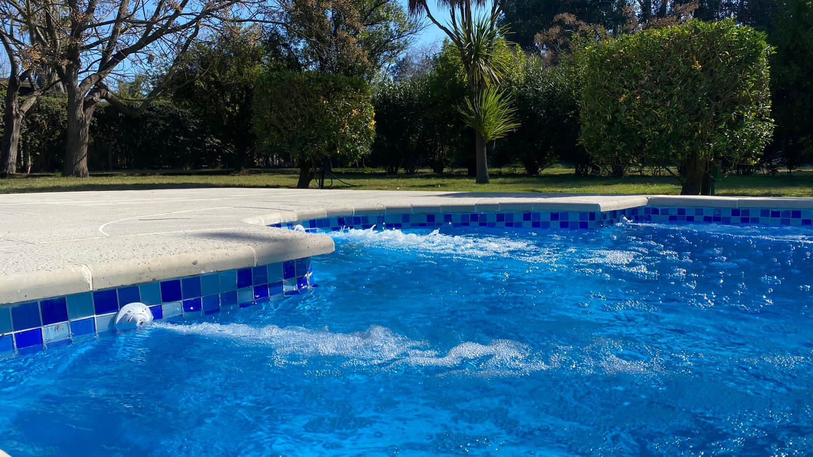 Piscina de hormigón revestida con mosaico