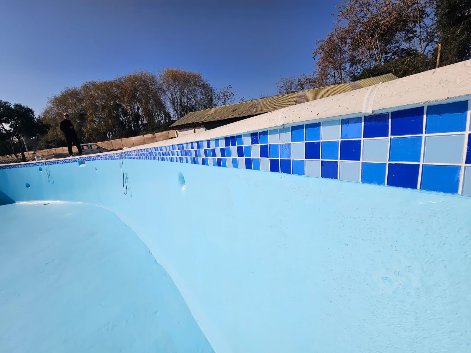Piscina de hormigón revestida con pintura